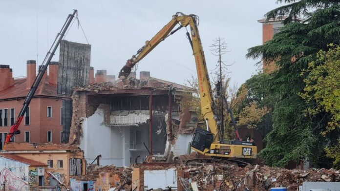 Corpa exige soluciones tras el derribo de la torre de la sala de exposiciones del complejo ‘El Pilar’