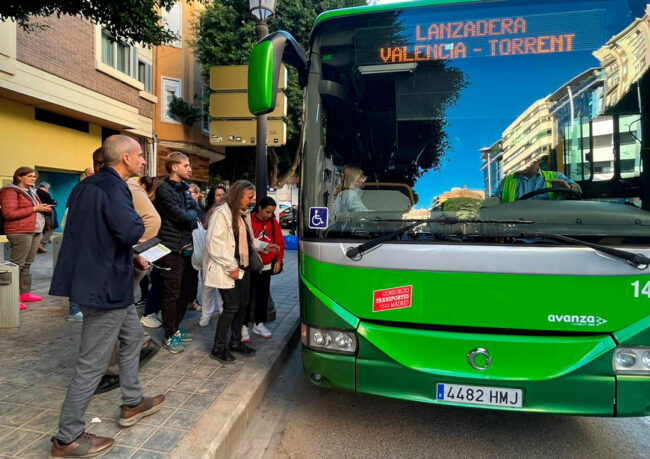 Nuevos autobuses de la Comunidad de Madrid para los afectados por la DANA en Valencia